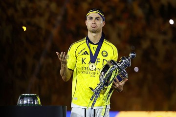 Apa Arti Gestur Tengil Ronaldo saat Angkat Trofi?