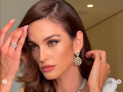 Gaya Model Victorias Secret Jadi Viral karena Tak Dikenali di Cannes Festival