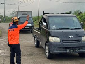 Ada Longsoran Batu, Akses Jalan Km 16 Trenggalek-Ponorogo Ditutup