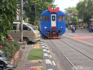 Waduh! KA Batara Kresna Terpaksa Mandek 10 Menit gegara Terhalang Mobil Parkir
