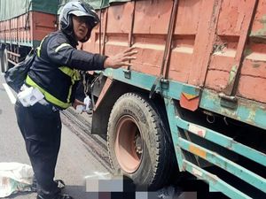 Pemotor Wanita Tewas Terlindas Truk Gandeng di Taman Sidoarjo