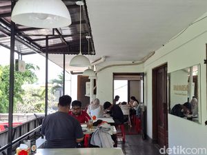 Mencicipi Kornet Kuah Viral di Sinar Warisan Bandung
