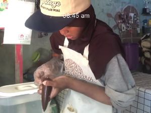 Gadis Bekasi Ini Viral Buka Kedai dari Teras Rumah: Ditonton 45 Juta Kali!