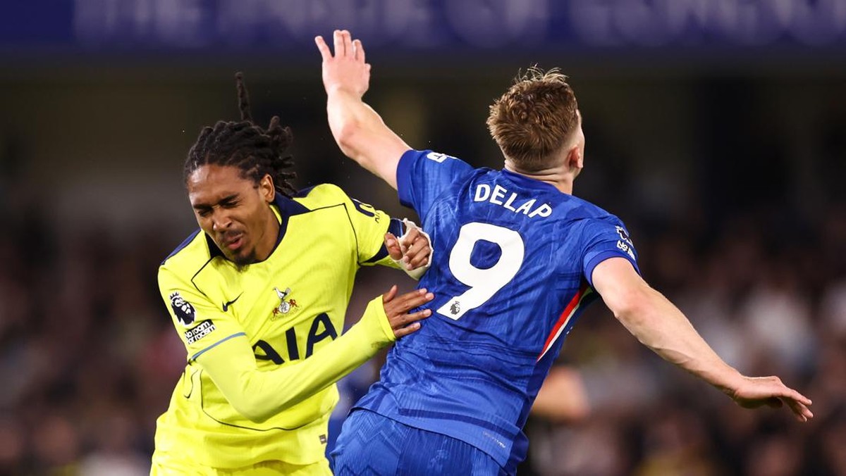 Liam Delap menyikut Djed Spence. (Foto: Offside via Getty Images/Jacques Feeney/Offside)