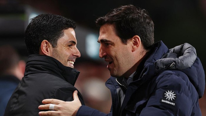 Mikel Arteta (kiri) dan Andoni Iraola dalam pertemuan Arsenal dan Bournemouth di musim ini.