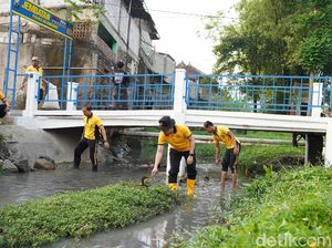 Polisi Bojonegoro Nyemplung Bersihkan Sungai Sambut HUT Bhayangkara ke-80