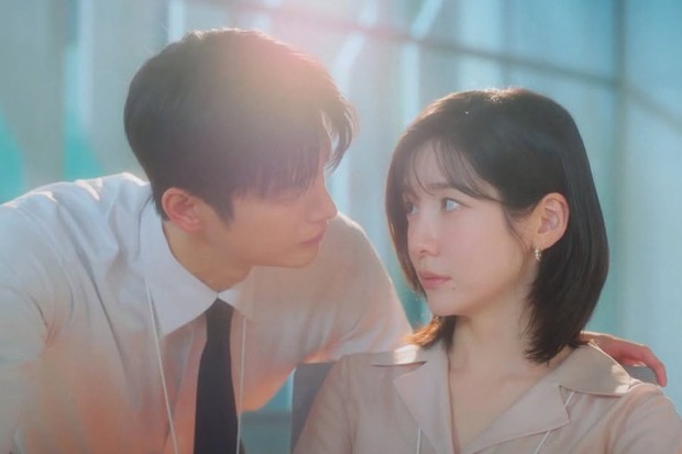 Seo In Guk dan Park Ji Hyuk akan terlibat romansa kantor yang mendebarkan dalam drama terbaru 'See You at Work Tomorrow!'.