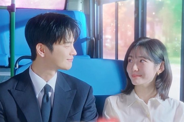 Potret Seo In Guk dan Park Ji Hyun dalam drama 'See You at Work Tomorrow!'.
