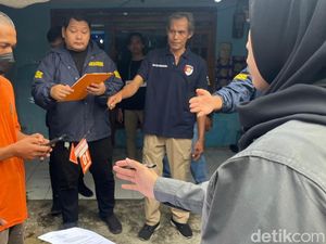 Rekonstruksi Badut Bunuh Mertua di Mojokerto Ditonton Ratusan Warga