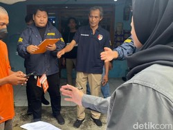 Rekonstruksi Badut Bunuh Mertua di Mojokerto Ditonton Ratusan Warga