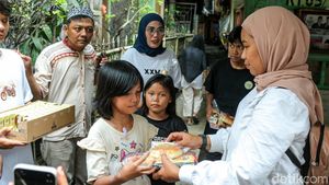Relawan Bagikan Susu dan Alat Tulis untuk Anak di Jakarta