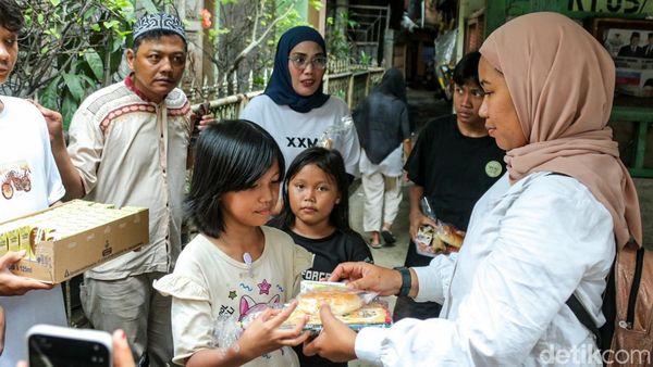 Relawan Bagikan Susu dan Alat Tulis untuk Anak di Jakarta