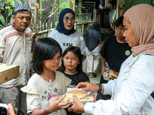 Relawan Bagikan Susu dan Alat Tulis untuk Anak di Jakarta