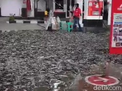 Penampakan SPBU di Klaten Jadi Kolam Lele Usai Muatan Truk Tumpah