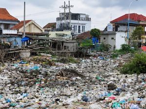 Miris! Gunungan Sampah Hiasi Syahbandar Pantai Branta Pamekasan