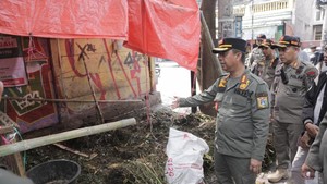 Satpol PP Tertibkan 5 Lapak Pedagang Hewan Kurban di Trotoar Jakpus