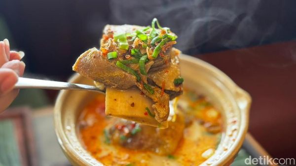Sedap! Makan Bebek Goreng Afkir dengan Sup Iga di Resto Modern Jaksel