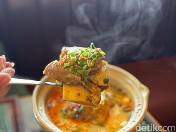 Sedap! Makan Bebek Goreng Afkir dengan Sup Iga di Resto Modern Jaksel
