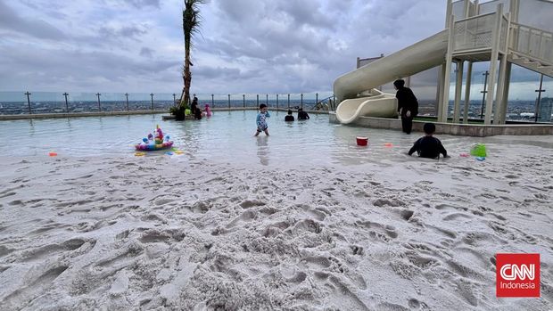 ​Kota Surabaya kini memiliki destinasi rekreasi baru yang menawarkan sensasi berlibur layaknya di tepi pantai, namun berada di gedung tinggi pencakar langit. Fasilitas tersebut adalah Beach Pool yang terletak di 28th Sky Beach Club, Trans Luxury Hotel Surabaya.