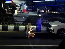 Terpopuler: Viral Bule Hadang Mobil di Nusa Dua, Ia Berlutut Minta Tolong