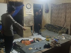 Pemuda Sukabumi Ngamuk, Rusak Rumah Petani-Bacok Warga