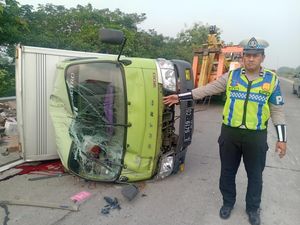 Bus Pariwisata Tabrak Truk di Tol Jombang, 1 Tewas-3 Luka