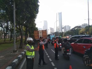 Truk Pecah Ban di Jl Gatot Subroto Arah Kuningan, Lalin Macet