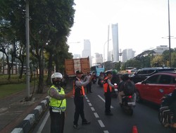 Truk Pecah Ban di Jl Gatot Subroto Arah Kuningan, Lalin Macet
