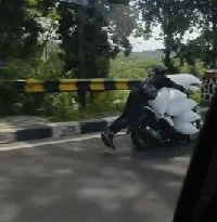 Perekam Aja Ngeri Lihat Pemotor Angkut Es Batu 'Terbang' Bak Superman