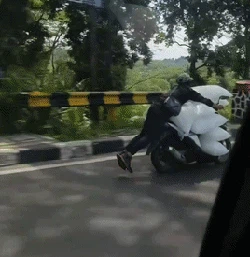 Aksi Ngeri-ngeri Sedap Superman Es Batu di Bogor