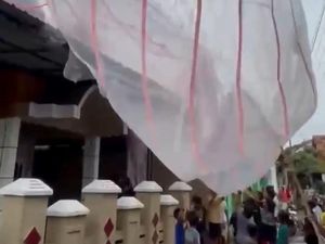 Viral Balon Udara Nyangkut Rumah Warga Banyurip Pekalongan