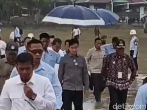 Diguyur Hujan, Gibran Cek Jembatan dan Jalan Rusak di Amfoang NTT