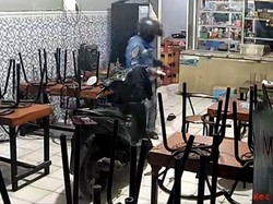 Warung Bakso di Palembang Disatroni Perampok Bersenpi