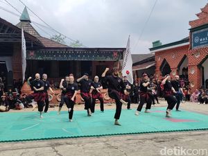 Belasan Pesilat Asal Italia Unjuk Jurus di Kota Sukabumi