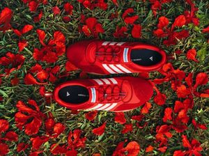 Ballerina Sneakers a la Bad Bunny, Warna Merah Menyala bak Bunga Flamboyan