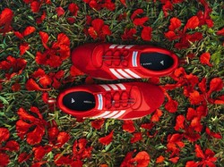 Ballerina Sneakers a la Bad Bunny, Warna Merah Menyala bak Bunga Flamboyan