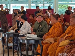 57 Biksu Thudong Sambangi Pura Mangkunegaran, Disambut Tarian Gambyong
