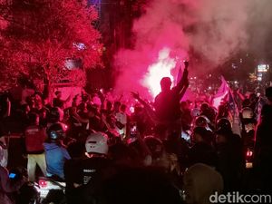 Bobotoh Cianjur Pesta Rayakan Sejarah Hat-trick Persib Juara