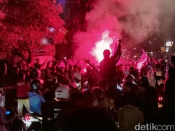 Bobotoh Cianjur Pesta Rayakan Sejarah Hat-trick Persib Juara