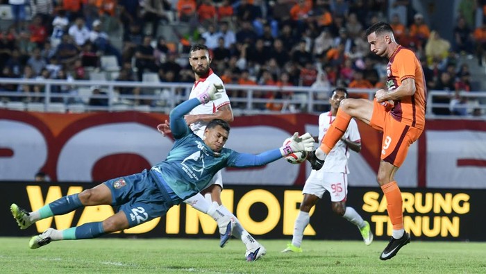 Pesepak bola Borneo FC Samarinda Koldo Obieta ALberdi (kanan) berusaha mengecoh penjaga gawang Malut United FC M Ridwan (kiri) saat pertandingan BRI Super League di Stadion Segiri, Samarinda, Kalimantan Timur, Sabtu (23/5/2026). Borneo FC Samarinda menang atas Malut United FC dengan skor akhir 7-1. ANTARA FOTO/Angga Palguna/Lmo/agr