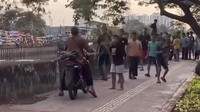 Viral Gerombolan Bocil di Jakbar Adang lalu Putar Balik Pemotor Naik Trotoar