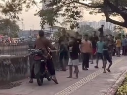 Aksi Bocil-bocil Jakbar Usir Pemotor Penjajah Trotoar