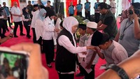 Khofifah Salurkan Bansos Rp 1,8 M di Kota Kediri untuk Buruh-Lansia