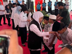 Khofifah Salurkan Bansos Rp 1,8 M di Kota Kediri untuk Buruh-Lansia