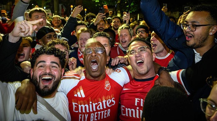 Legenda Arsenal Ian Wright (tengah) terlihat merayakan gelar juara bersama suporter di Stadion Emirates.