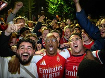 Cerita Fans Menyusup Klub Malam demi Lihat Pesta Juara Arsenal