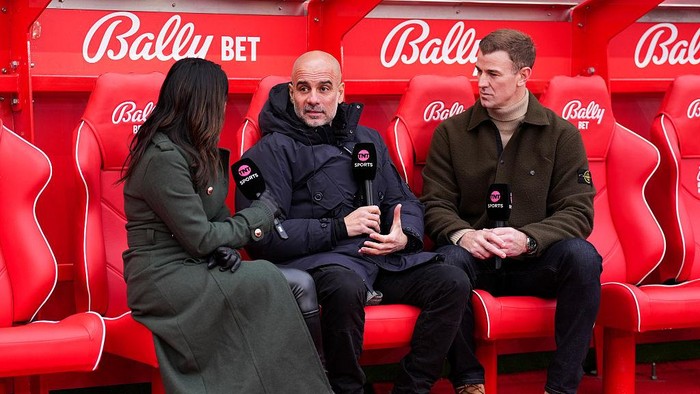 Pep Guardiola menyesal sudah membuang Joe Hart (kanan) dari Man City.