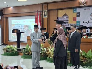 UMY Beri Penghargaan Imam Besar Islamic Center New York M Syamsi Ali