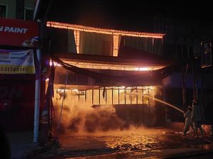 Sakit Hati Diusir, Kakek Penambal Ban Bakar Toko Grosir