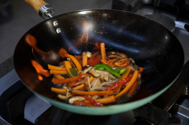 Mencuci sayur setelah dipotong membuat kandungan air berlebih menempel pada sayuran dan bisa memengaruhi proses memasak.